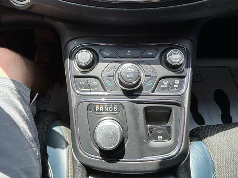 Used 2015 Chrysler 200 S w/ Navigation & Sound Group I FWD image 27