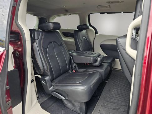 Used 2017 Chrysler Pacifica Touring-L Plus FWD image 8