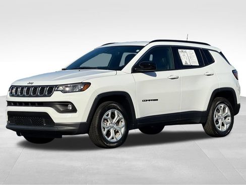 Used 2024 Jeep Compass Latitude AWD/4WD image 3