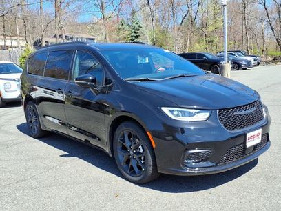 New 2026 Chrysler Pacifica Select