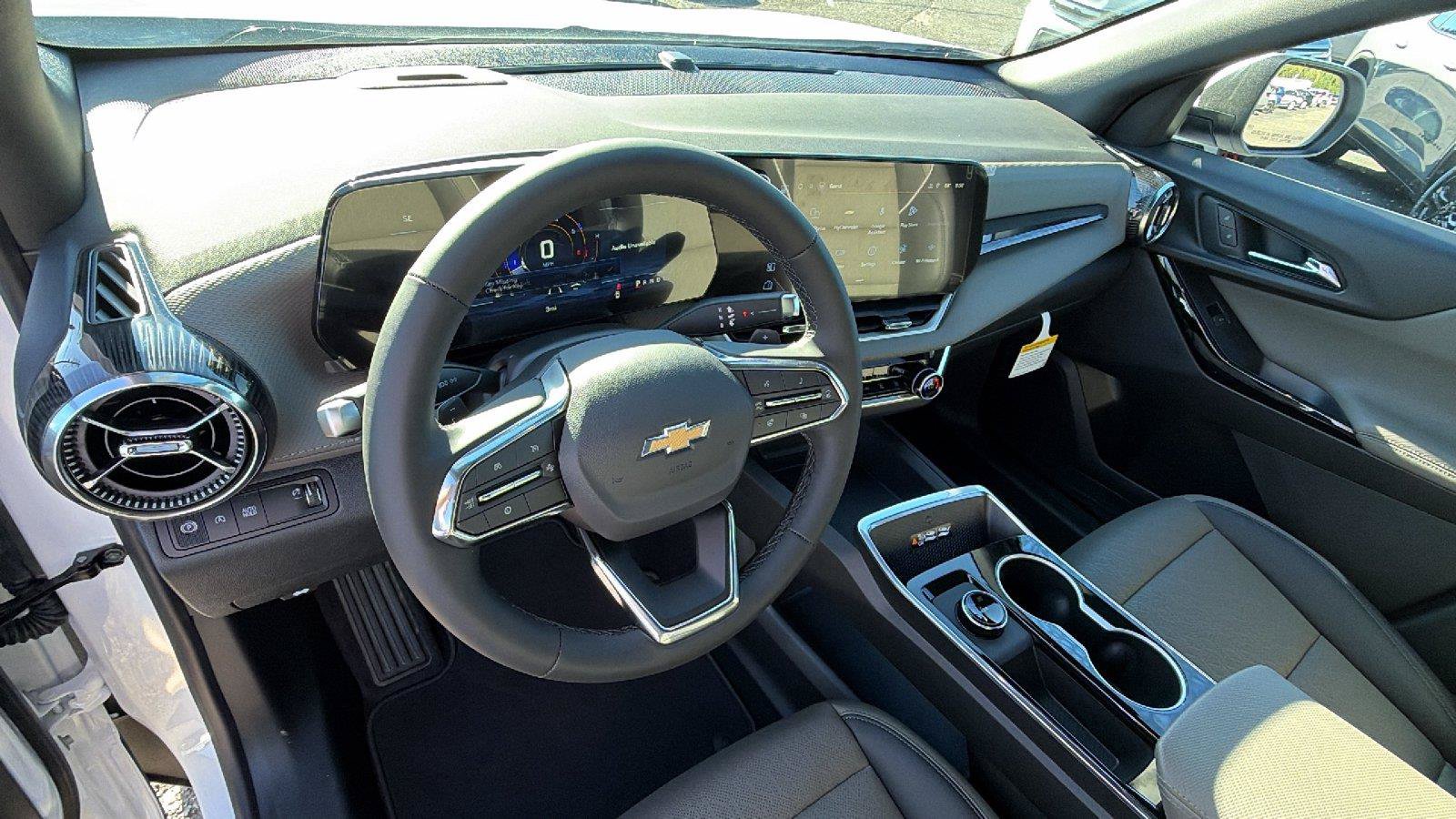 New 2027 Chevrolet Equinox LT w/ Convenience Package II FWD image 3