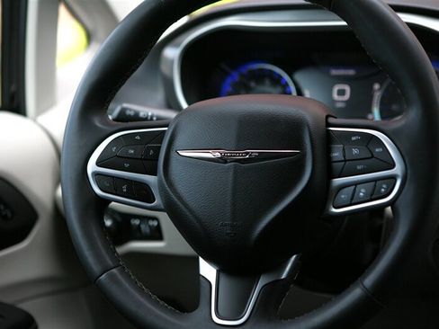 Used 2023 Chrysler Pacifica Touring-L FWD image 23