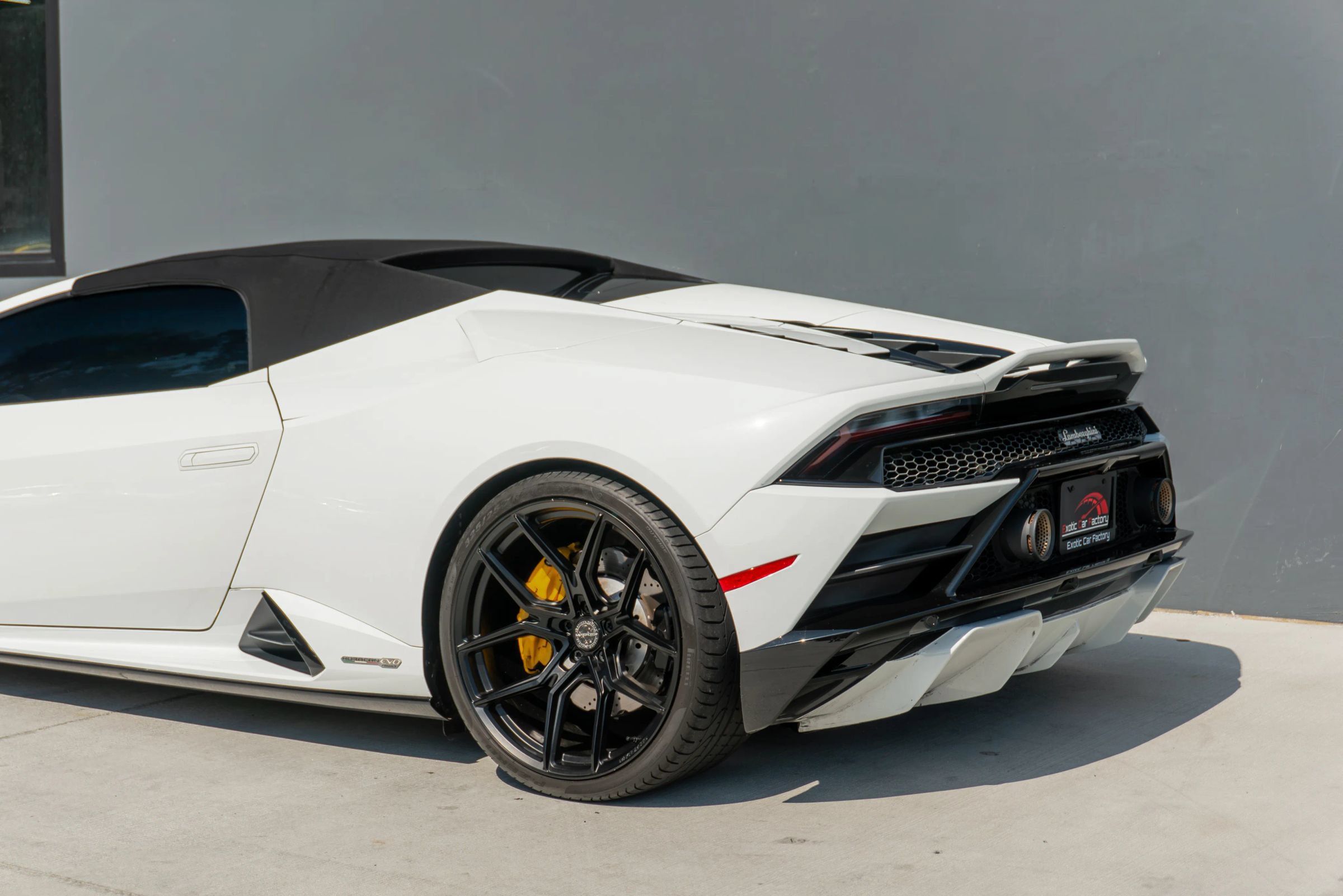 Used 2021 Lamborghini Huracan EVO RWD image 21