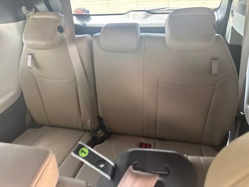 Used 2023 Toyota Sienna XLE FWD image 8
