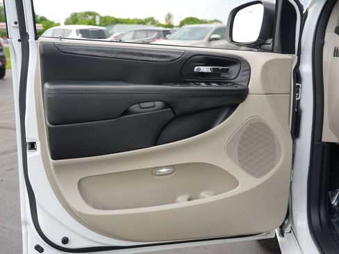 Used 2018 Dodge Grand Caravan SE w/ UConnect Hands-Free Group FWD image 14