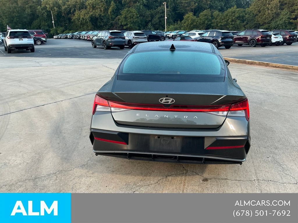 Used 2025 Hyundai Elantra SEL FWD image 5
