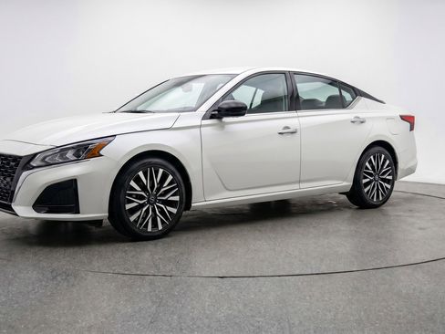 Used 2025 Nissan Altima 2.5 SV FWD image 3