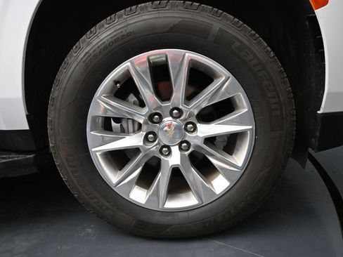 Used 2023 Chevrolet Suburban Premier AWD/4WD image 3