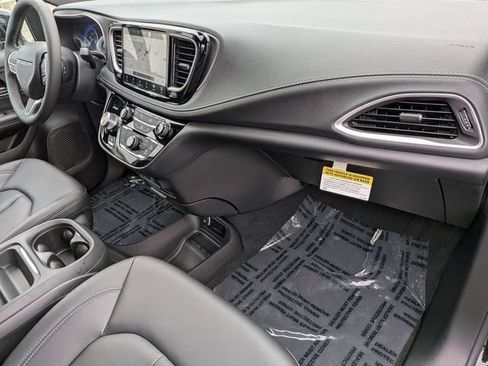New 2027 Chrysler Pacifica Select FWD image 33