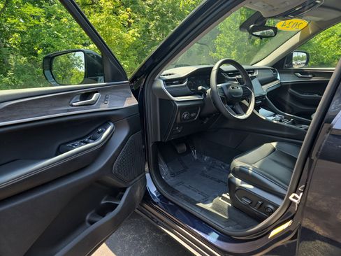 Used 2024 Jeep Grand Cherokee Limited image 12