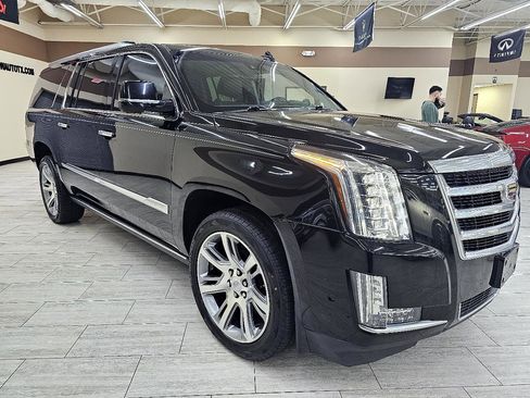 Used 2017 Cadillac Escalade ESV Premium Luxury image 5