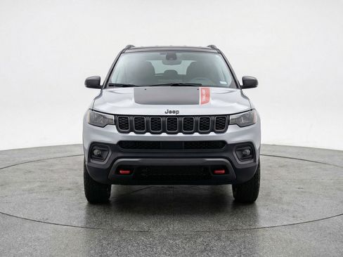 Used 2025 Jeep Compass Trailhawk image 2