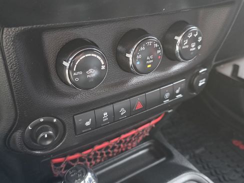 Used 2018 Jeep Wrangler Unlimited Rubicon AWD/4WD image 16