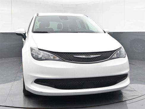 Used 2023 Chrysler Voyager LX image 2