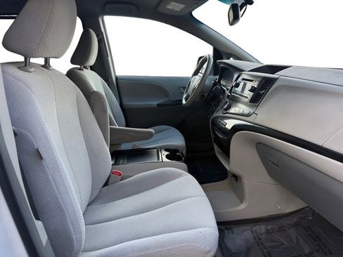 Used 2014 Toyota Sienna LE image 12