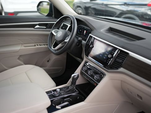 Certified 2022 Volkswagen Atlas SE w/ Black Wheel Package image 17