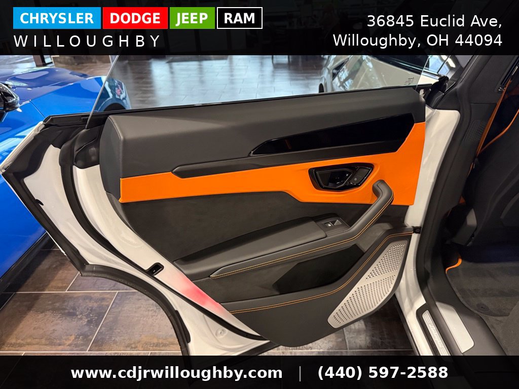 Used 2025 Lamborghini Urus SE AWD/4WD image 32