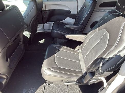 Used 2024 Chrysler Pacifica Touring-L image 12
