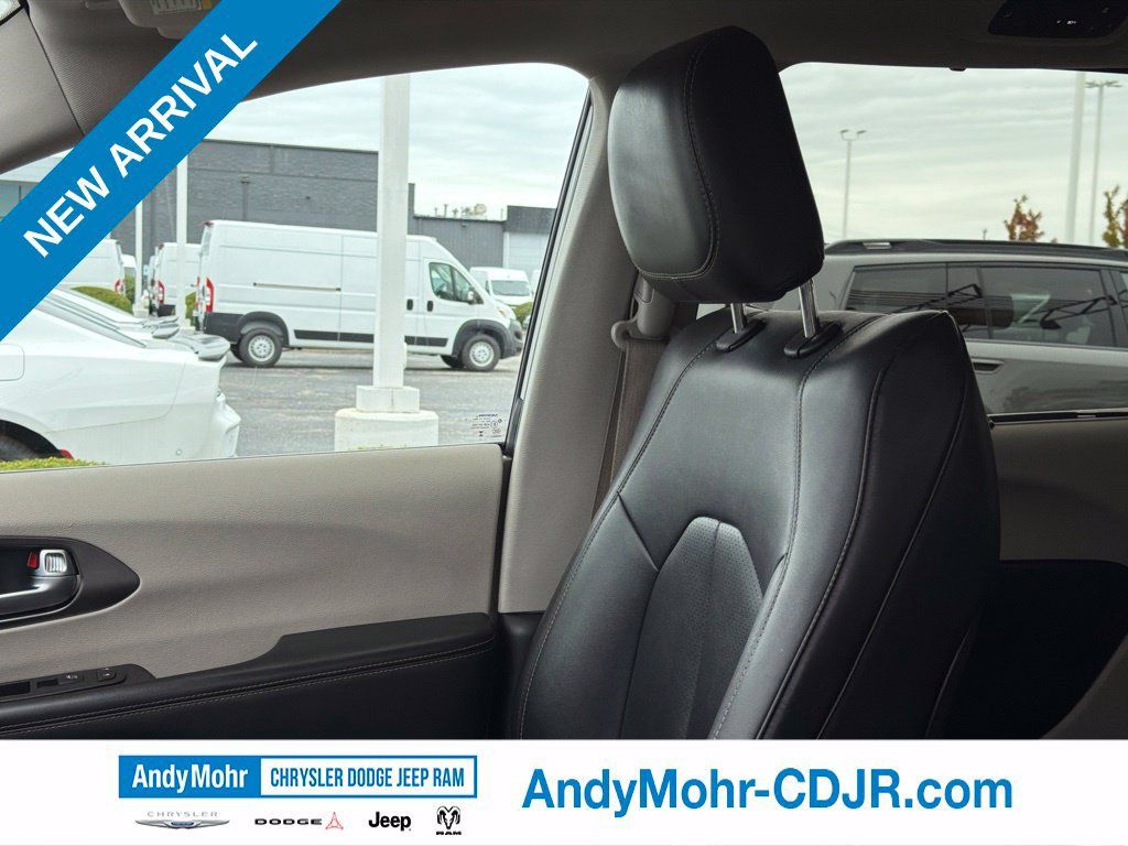 Used 2024 Chrysler Pacifica Touring-L FWD image 14