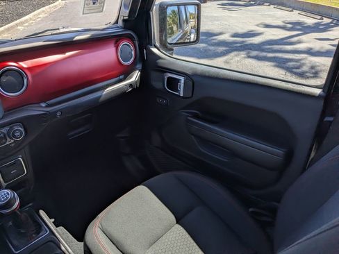 Used 2022 Jeep Gladiator Rubicon w/ Cold Weather Group image 18