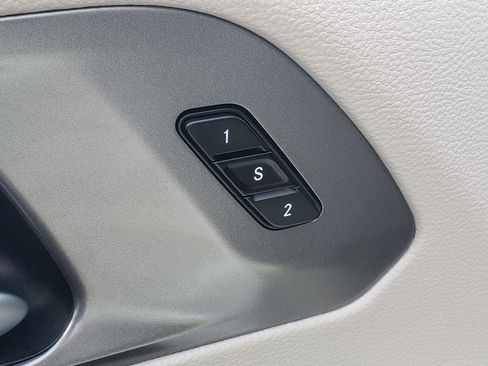 Used 2024 Chrysler Pacifica Touring-L FWD image 8