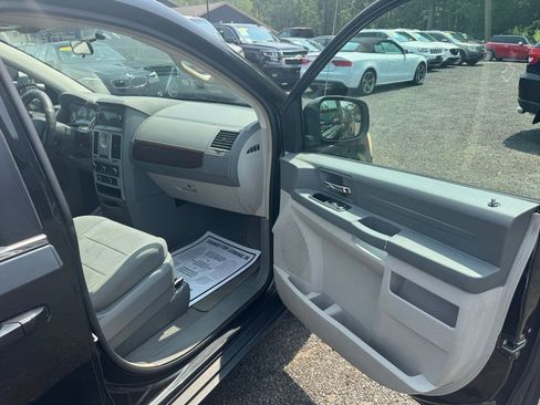 Used 2010 Chrysler Town & Country LX image 37