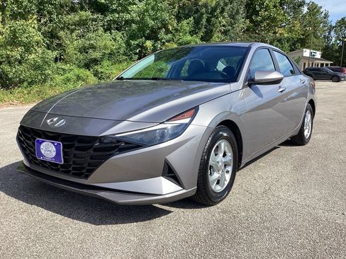 Used 2023 Hyundai Elantra SE FWD image 3