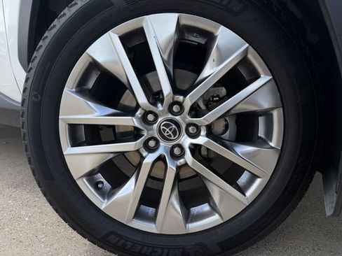 Used 2021 Toyota RAV4 XLE Premium FWD image 10