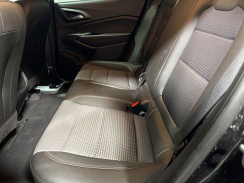 Used 2025 Chevrolet Trax LT w/ LT Convenience Package image 18