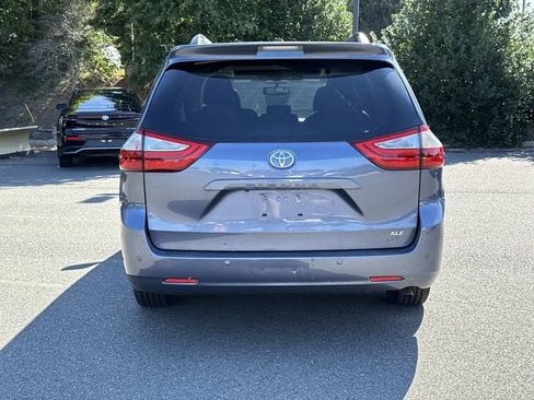 Used 2016 Toyota Sienna XLE w/ XLE Navigation Package FWD image 3