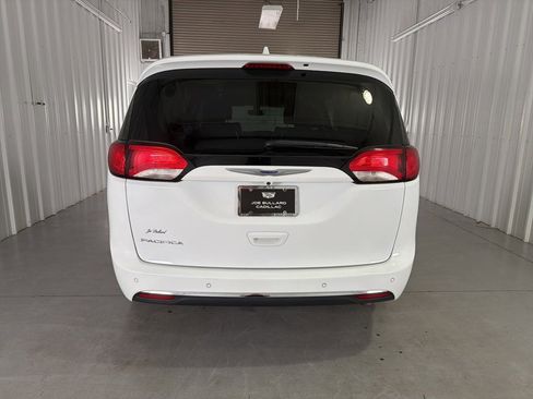 Used 2020 Chrysler Pacifica Touring-L image 6