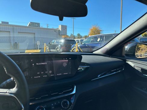 Used 2025 Buick Envista Sport Touring image 35