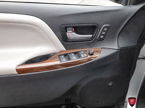 Used 2020 Toyota Sienna Limited image 24