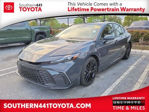 Used 2025 Toyota Camry SE FWD image 1