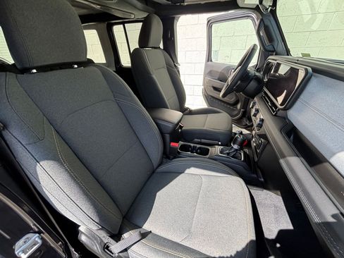 Used 2025 Jeep Wrangler Sahara image 36