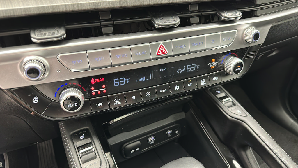 Used 2024 Kia Telluride EX w/ EX Captain's Chair Package AWD/4WD image 21