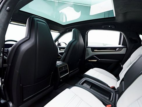 Used 2025 Porsche Cayenne GTS image 46