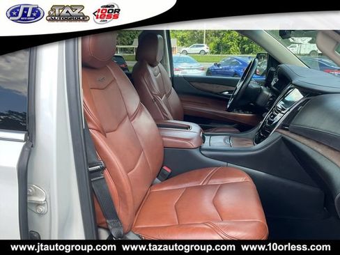 Used 2019 Cadillac Escalade Luxury AWD/4WD image 15
