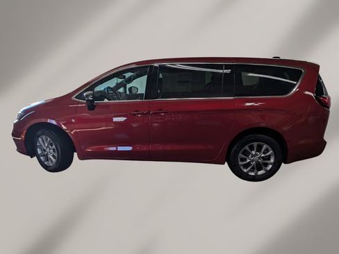 New 2026 Chrysler Pacifica Select image 3