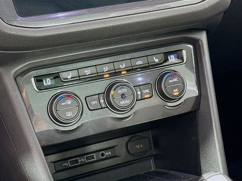 Used 2020 Volkswagen Tiguan SE w/ Panoramic Sunroof Package image 23