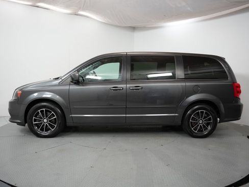 Used 2015 Dodge Grand Caravan SE image 4
