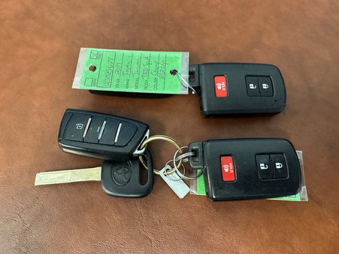 Used 2017 Toyota Tacoma TRD Sport image 38