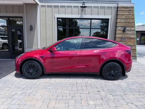 Used 2022 Tesla Model Y Long Range AWD/4WD image 3