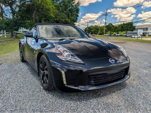 Used 2018 Nissan 370Z Touring RWD image 3