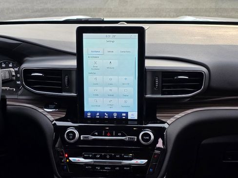 Used 2023 Ford Explorer Limited w/ Limited Technology Package image 3