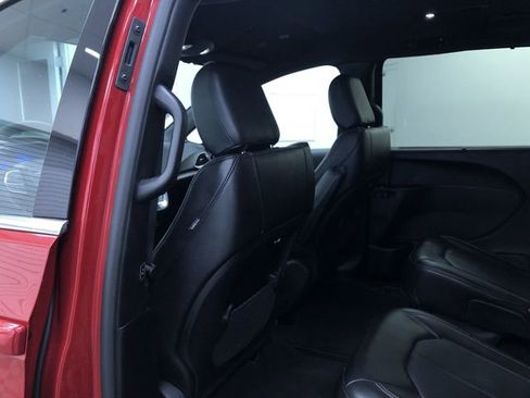 Used 2025 Chrysler Pacifica Select image 20