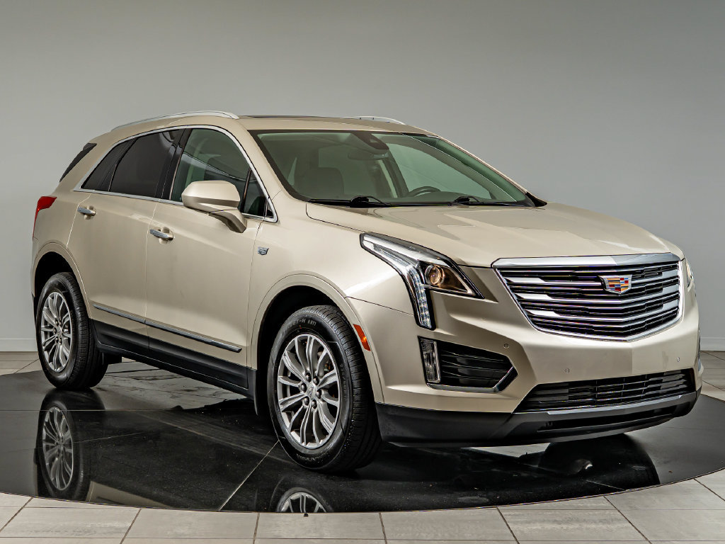 Used 2017 Cadillac XT5 Luxury w/ Driver Awareness Package FWD image 3