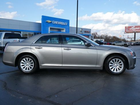 Used 2014 Chrysler 300 image 4