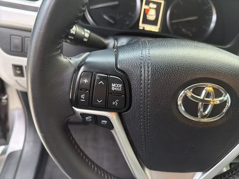 Used 2015 Toyota Highlander XLE AWD/4WD image 17