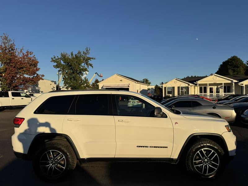 Used 2017 Jeep Grand Cherokee Trailhawk AWD/4WD image 8